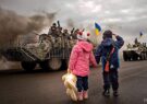 سلام نظامی کودکان اکراینی با تفنگ اسباب‌بازی