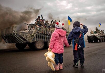 سلام نظامی کودکان اکراینی با تفنگ اسباب‌بازی