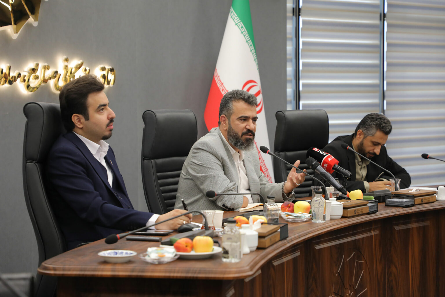 نسخه‌های اتاق بازرگانی قم روی میز وزیر!