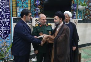 اهدای لوح تقدیر ویژه گسترش فرهنگ نماز به حجت‌الاسلام عرب