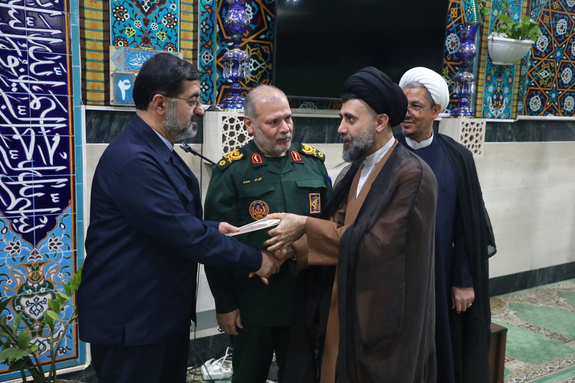 اهدای لوح تقدیر ویژه گسترش فرهنگ نماز به حجت‌الاسلام عرب